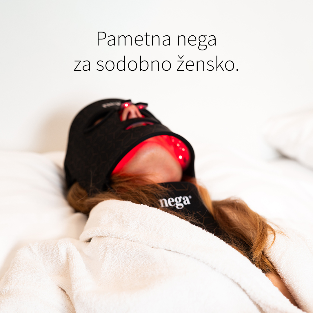 Žena koristi LuxGlow LED masku u krevetu
